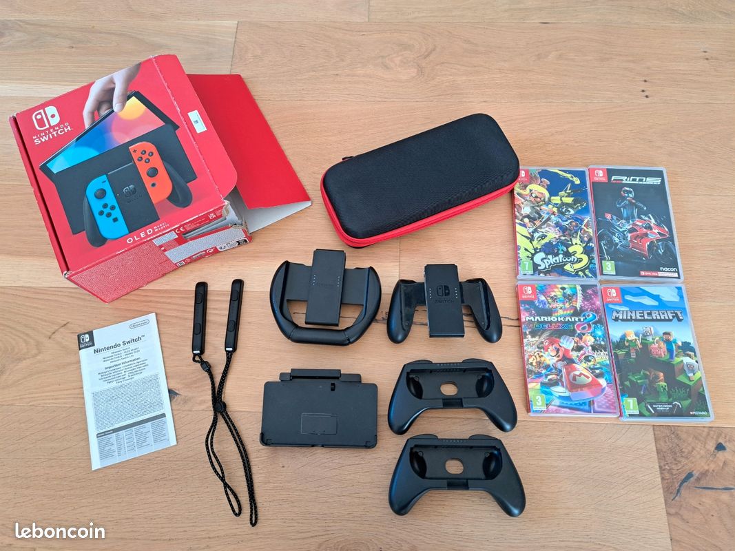 Console Nintendo Switch d'occasion avec Joy-Con et dock posée sur une table