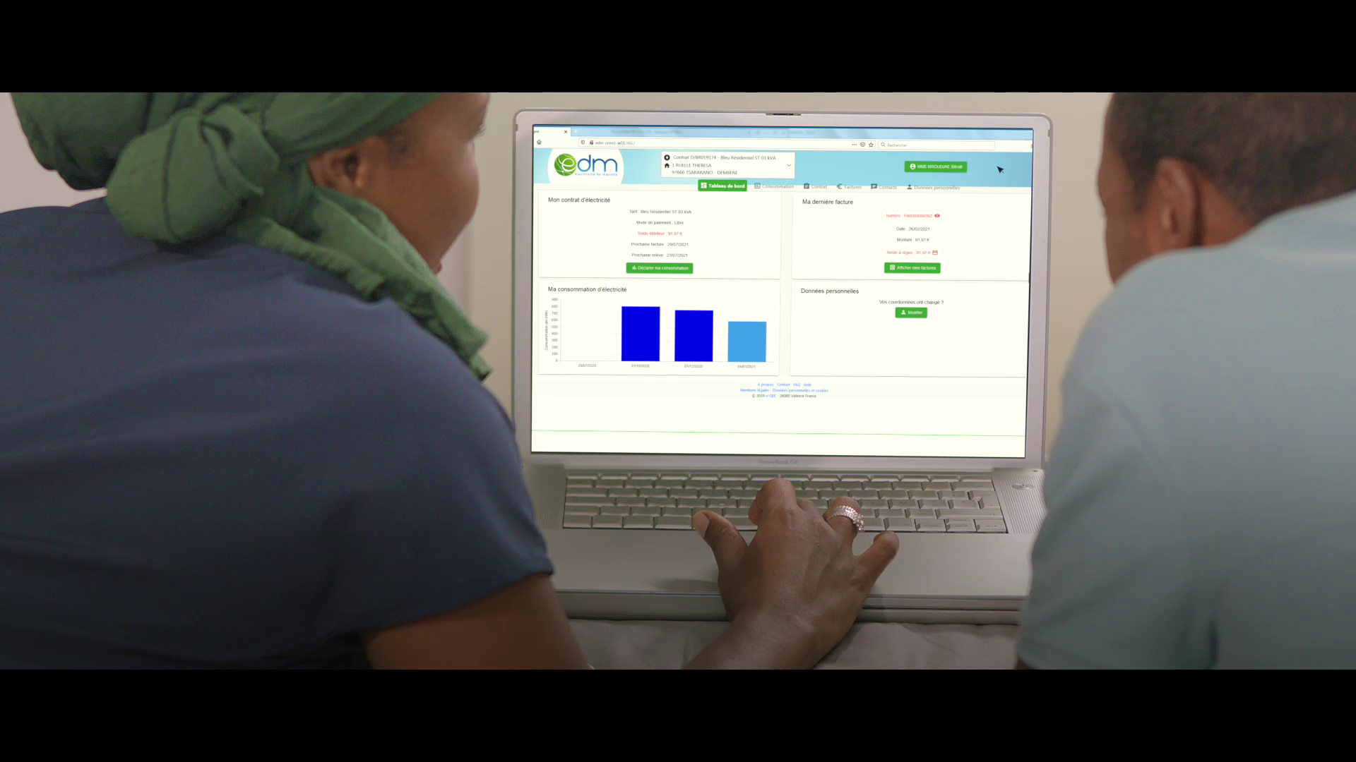 Consultation d'une facture depuis un espace client sur ordinateur