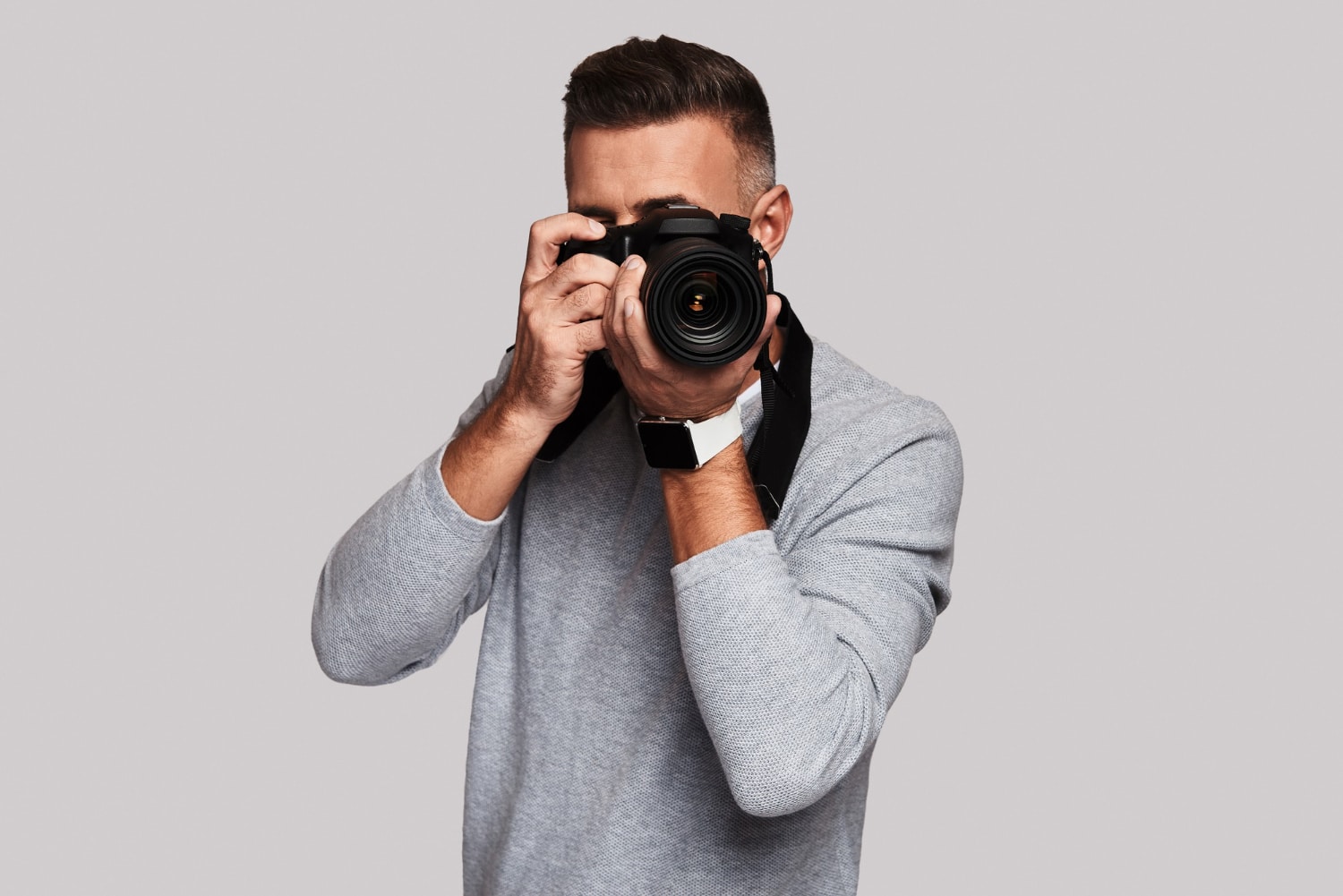 Technicien au travail illustrant un professionnel intermédiaire entre encadrement et exécution