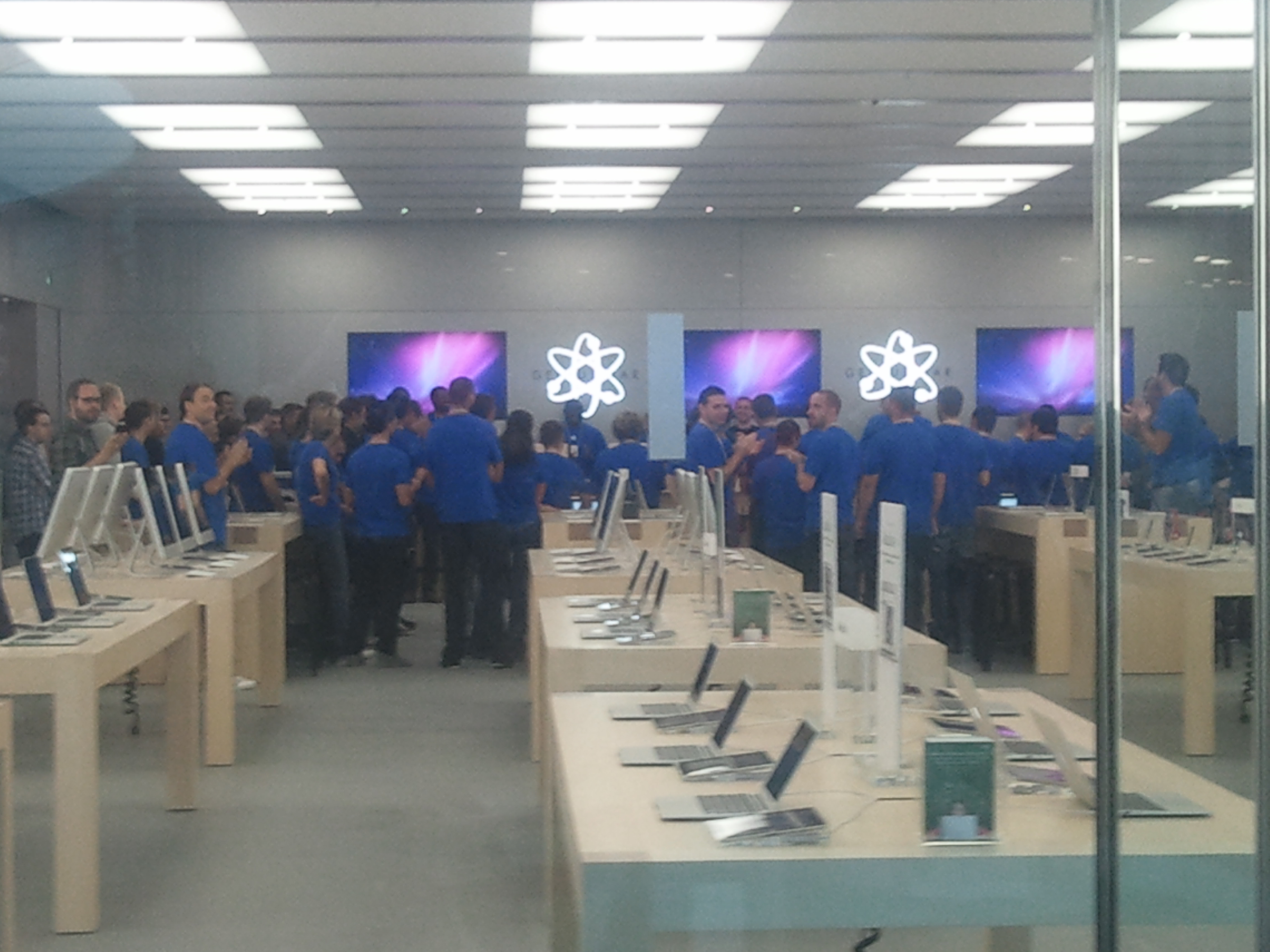 Entrée de l'Apple Store dans le centre commercial de Carré Sénart à Lieusaint